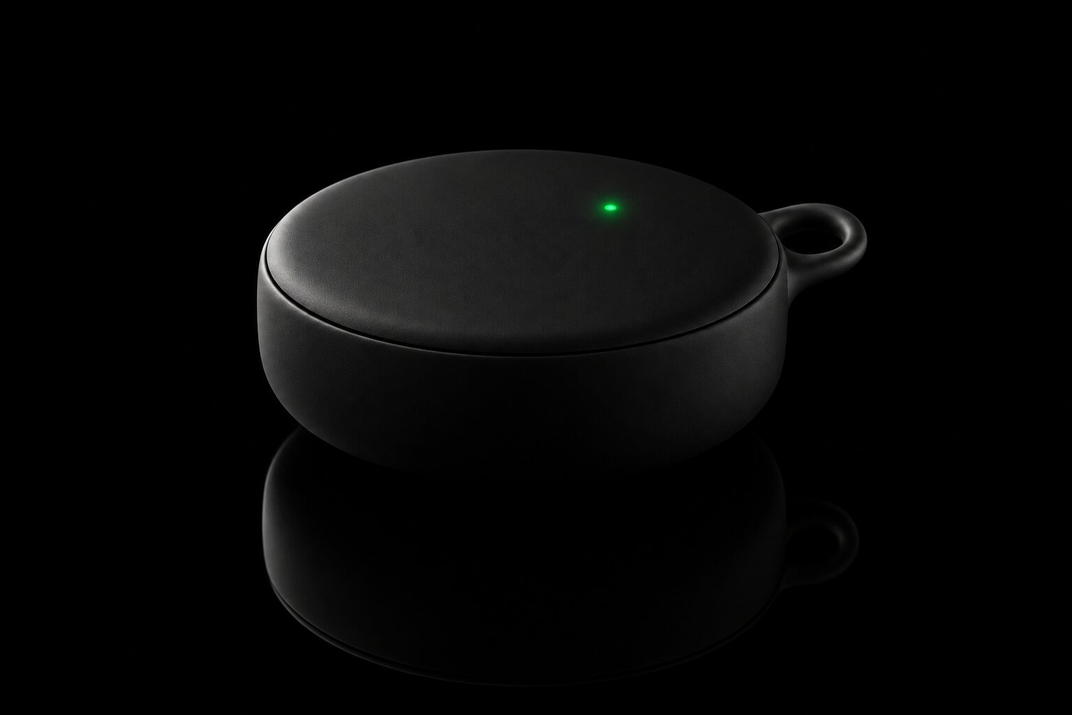 VMGline RTK-pucken, en matt svart puck med grön statuslampa, mot svart